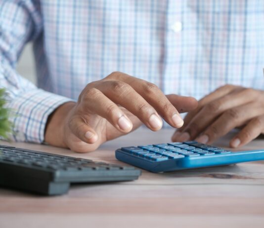 5월 말까지 연체금액 전액상환하면 신용회복 지원 받는다 person using black computer keyboard