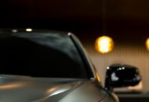 지난달 자동차 수출액 68억 달러…5개월 만에 최고치 경신 silver vehicle during nighttime