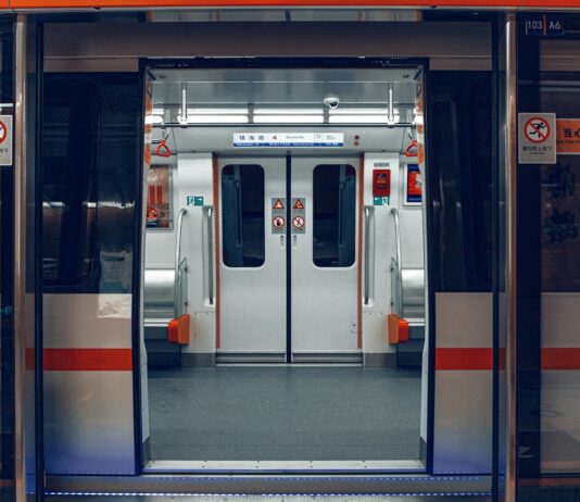 김포골드라인 증차, 2026년까지 출퇴근 혼잡도 30% 감소 추진 open train door with no passengers