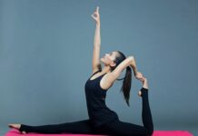 스트레칭, 일상생활에서 쉽게 할 수 있는 방법 woman in black tank top lying on red textile