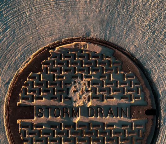 도시 침수 우려 지역 하수도 집중 정비…올해 3275억원 투입 black and brown round metal