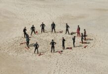 전국 물놀이 장소 233곳에 ‘119시민수상구조대’ 배치 people standing forming a circle during daytime