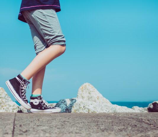 여름철 체력 유지를 위한 간단한 운동법 person walking on gray concrete pavement