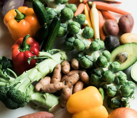여름철 건강한 다이어트 식단 소개 sliced carrots and green vegetable