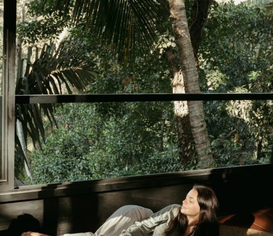 막바지 무더위로 인한 건강 문제 예방 방법 a person lying on a couch