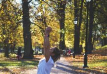 운동 후 회복: 스트레칭과 마사지의 중요성 woman stretching on pathway