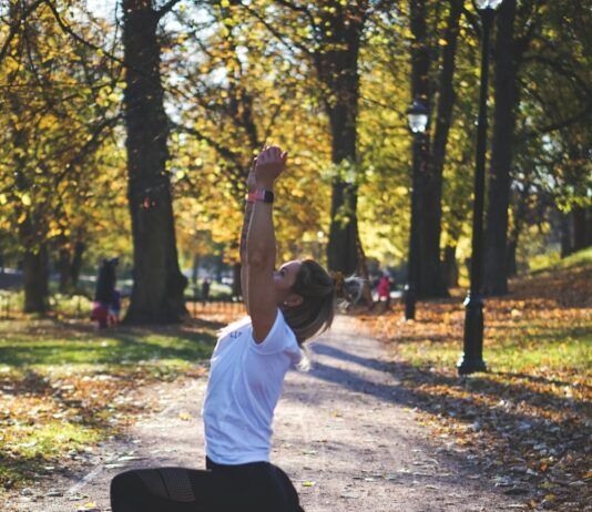 운동 후 회복: 스트레칭과 마사지의 중요성 woman stretching on pathway