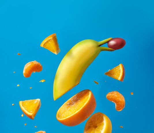 균형 잡힌 식단: 면역력 강화를 위한 필수 요소 sliced lemon fruit on blue surface