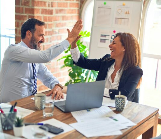 정신 건강의 중요성: 어려운 시기를 이겨내는 법 man in white dress shirt sitting beside woman in black long sleeve shirt