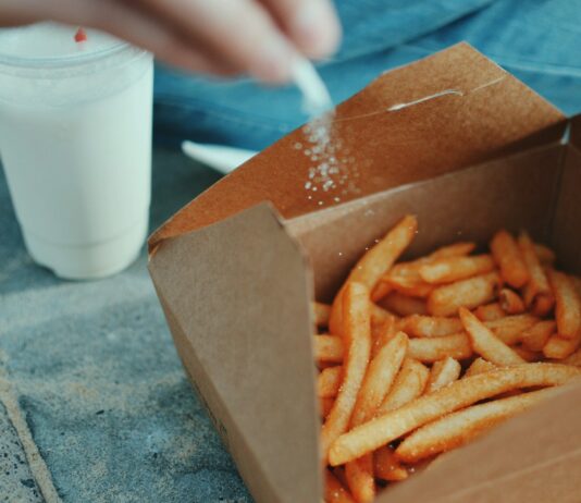 저염식 다이어트: 나트륨 섭취를 줄이는 방법과 효과 person sprinkling salt in fries