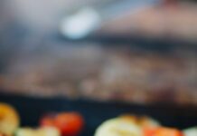 비만을 극복하는 자연식과 운동의 강력한 효과 a close up of sliced vegetables on a grill