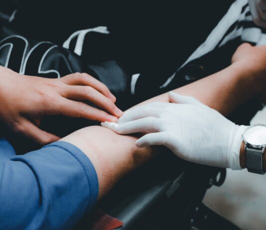 스트레스를 줄이고 병을 예방하는 노하우 person in blue long sleeve shirt holding persons hand