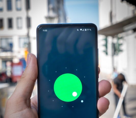 디지털 디톡스를 실천하는 법 black android smartphone displaying blue and red apple logo