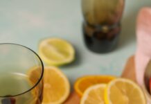 면역력을 강화하는 겨울철 영양소 추천 grapefruit, lime, and orange slices on a cutting board