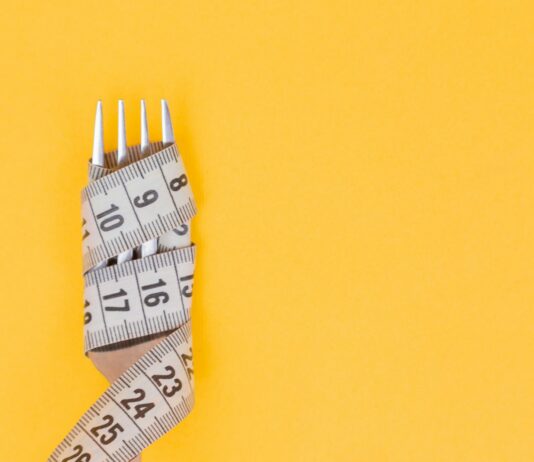 다이어트를 방해하는 습관과 해결책 white and black pencil on yellow surface