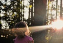 마음이 풍요롭고 여유롭게 사는 방법 girl sitting on daisy flowerbed in forest