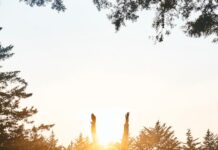호흡운동을 통해 건강한 폐 만들기 woman in black pants and pink shirt standing on green grass field during daytime