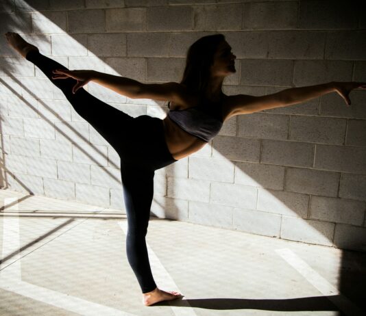 일상운동을 통한 건강한 신체 만들기 woman doing yoga