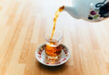 2030세대, ‘간헐적 단식’으로 몸과 삶을 리셋하다 person pouring tea into cup