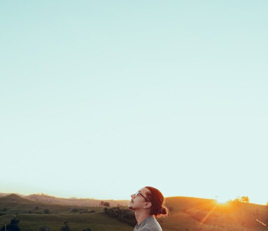 명상으로 마음 건강 케어, 실용적인 팁과 혜택 man in white shirt sitting on green grass field during sunset