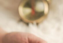 “손톱이 자꾸 깨지고 하얗게 떠요”… 손끝이 보내는 영양 결핍 신호 persons feet on white textile