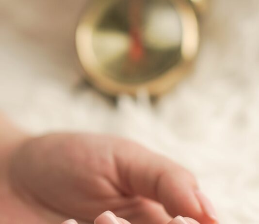 “손톱이 자꾸 깨지고 하얗게 떠요”… 손끝이 보내는 영양 결핍 신호 persons feet on white textile