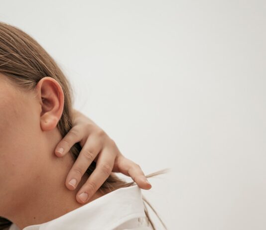 만성 통증 관리에 효과적인 대체요법 5가지 woman in white dress shirt