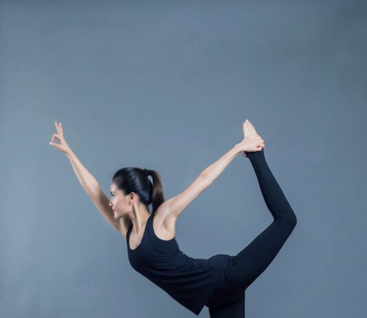 직장인들이 요가를 해야 하는 이유 woman in black tank top and black pants raising her hands