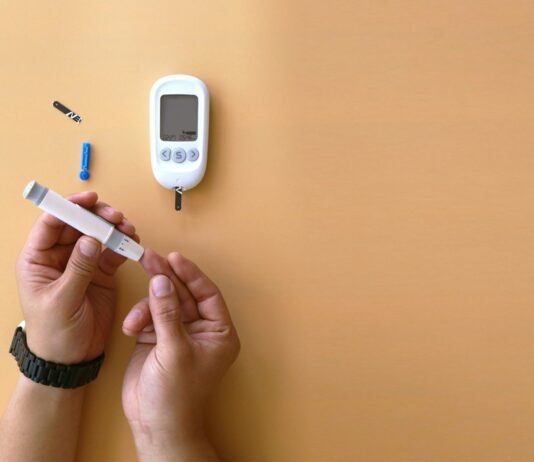 당뇨 전단계, 생활 속 식습관 개선으로 건강 지킨다 a person holding a thermometer next to an electronic device