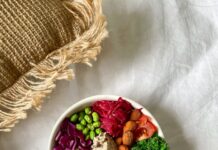 건강한 식단, 작은 변화로 만드는 큰 건강 vegetable salad on white ceramic bowl