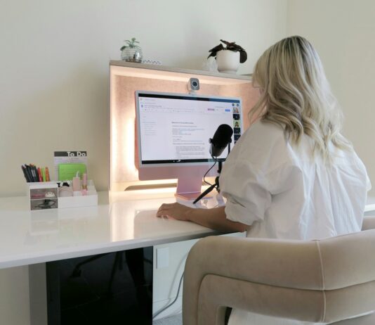의사가 ‘앱’을 처방해드립니다, 디지털 치료제의 시대 a woman sitting at a desk with a computer