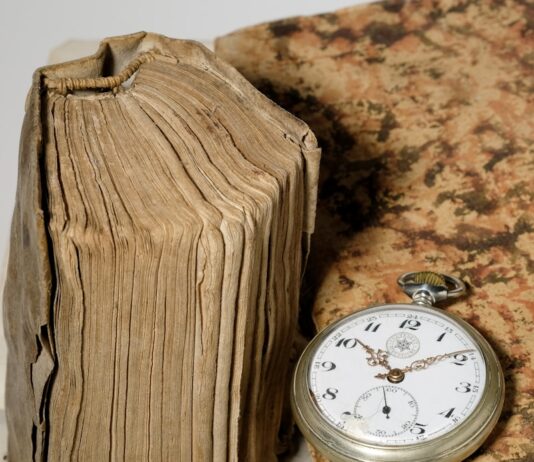 “기억력이 너무 떨어졌어요”… 뇌도 노화가 시작됐다는 신호입니다 silver-colored pocketwatch at 10:20