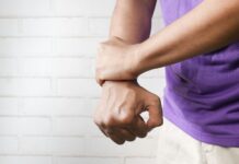 “비 오는 날마다 무릎이 욱신거려요”… 관절염 전조 증상일 수 있습니다 person holding hands of another person