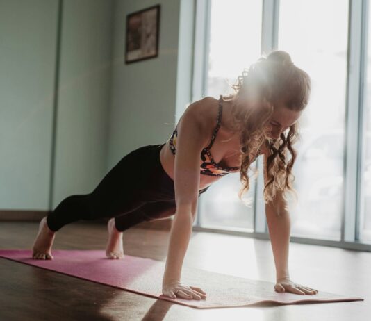 “필라테스, 몸과 마음을 더 건강하게…일상에 녹아드는 실천법” woman in black tank top and black leggings doing yoga