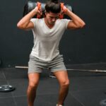 중년 이후 ‘근력 저하’가 건강에 남기는 파장과 몸의 비밀스러운 균형 A man lifting a barbell over his head