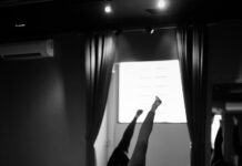 “필라테스, 일상에 스며드는 건강 습관… 가볍게 시작하는 세 가지 루틴” a group of people doing yoga in a room