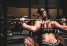 무너진 경추가 보내는 경고: 거북목과 굽은 등을 되살리는 5분의 마법 woman lifting barbel