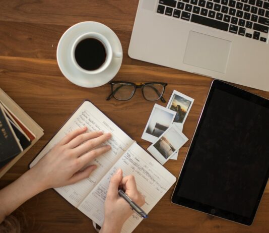 불면증 극복, 최신 트렌드와 실천 루틴으로 일상 활력 되찾기 person holding ballpoint pen writing on notebook