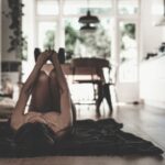 ‘마이크로 워크아웃’ 인기…짧은 운동, 바쁜 일상 속 건강 챙기는 새 트렌드 a woman laying on the floor in a kitchen